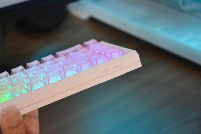 满ATK RS6 Air磁轴电竞键盘体验澳门新葡京入口猛粉机甲风颜值性能全方位拉(图2)